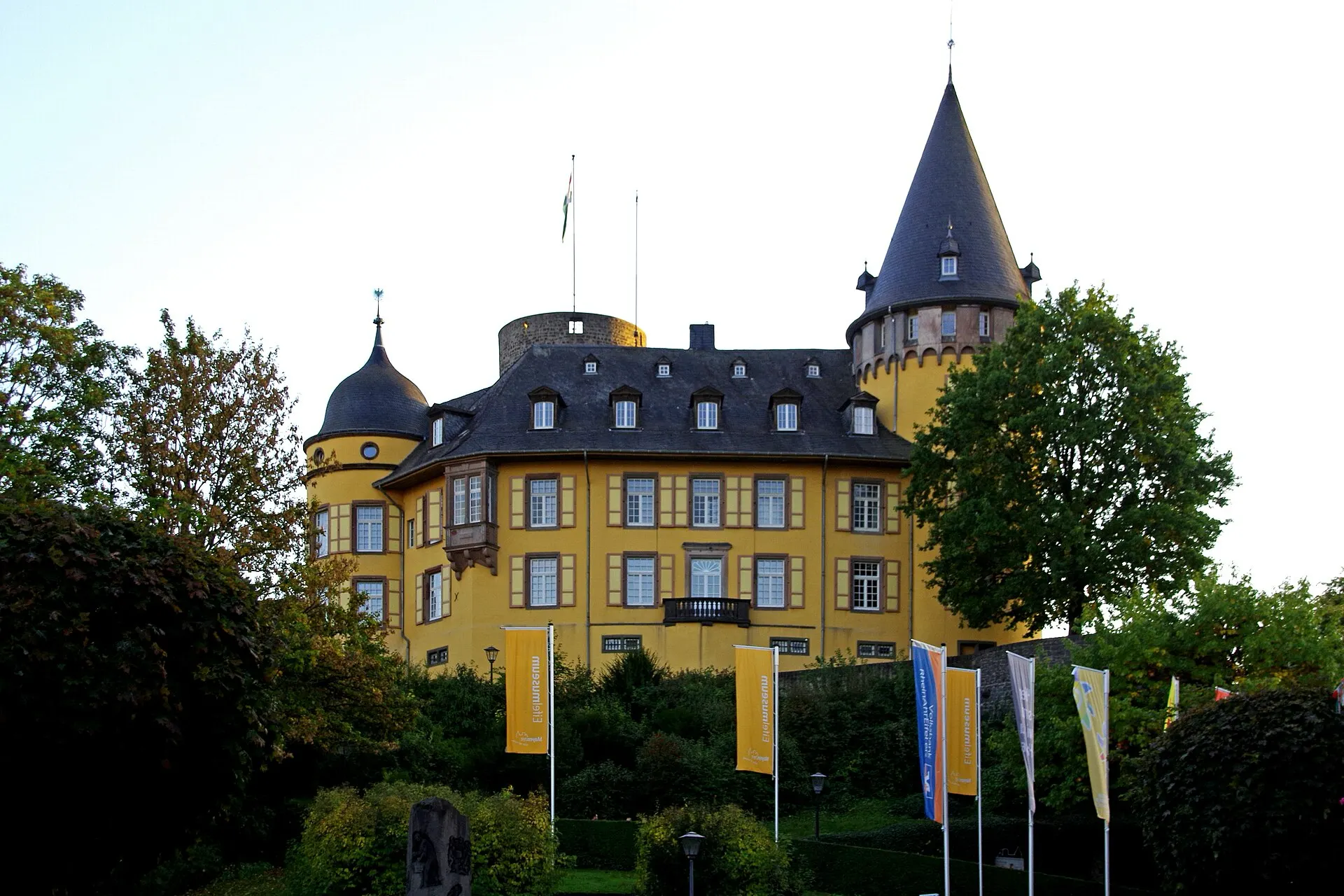 Die Genovevaburg in Mayen mit ihrem gelben Schlossbau