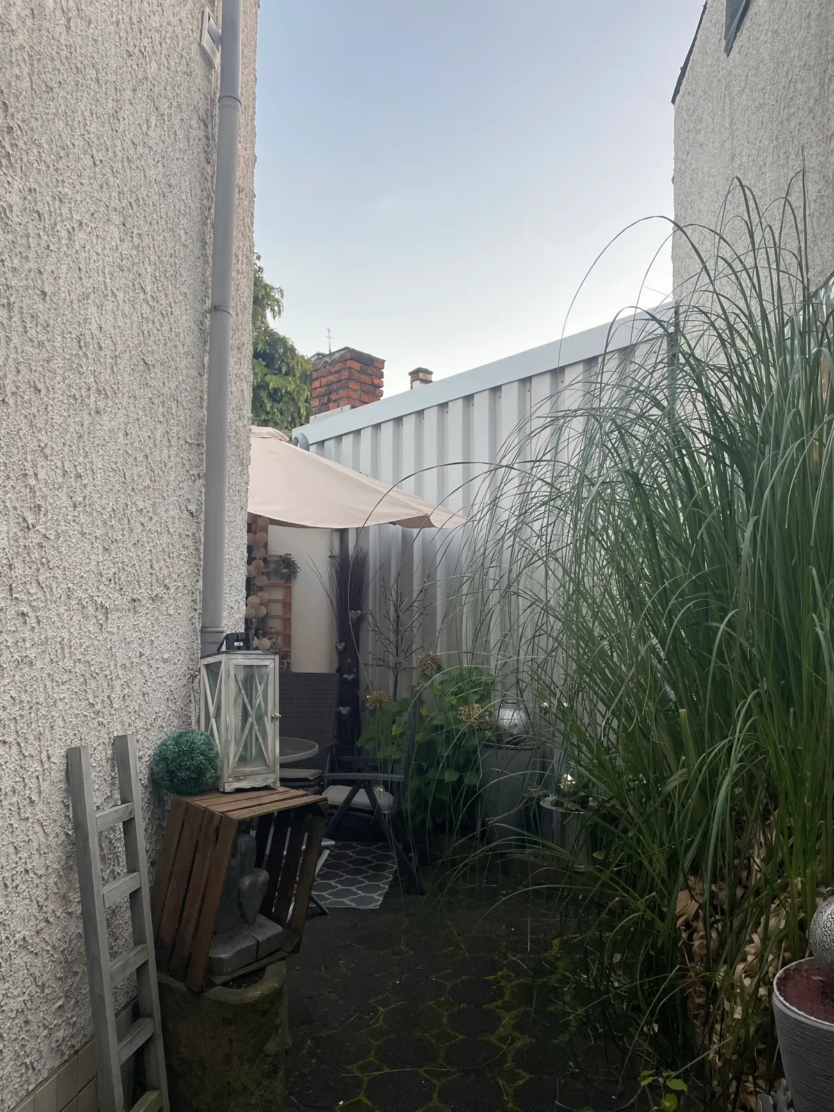 Begrünter, ruhiger Innenhof der Ferienwohnung