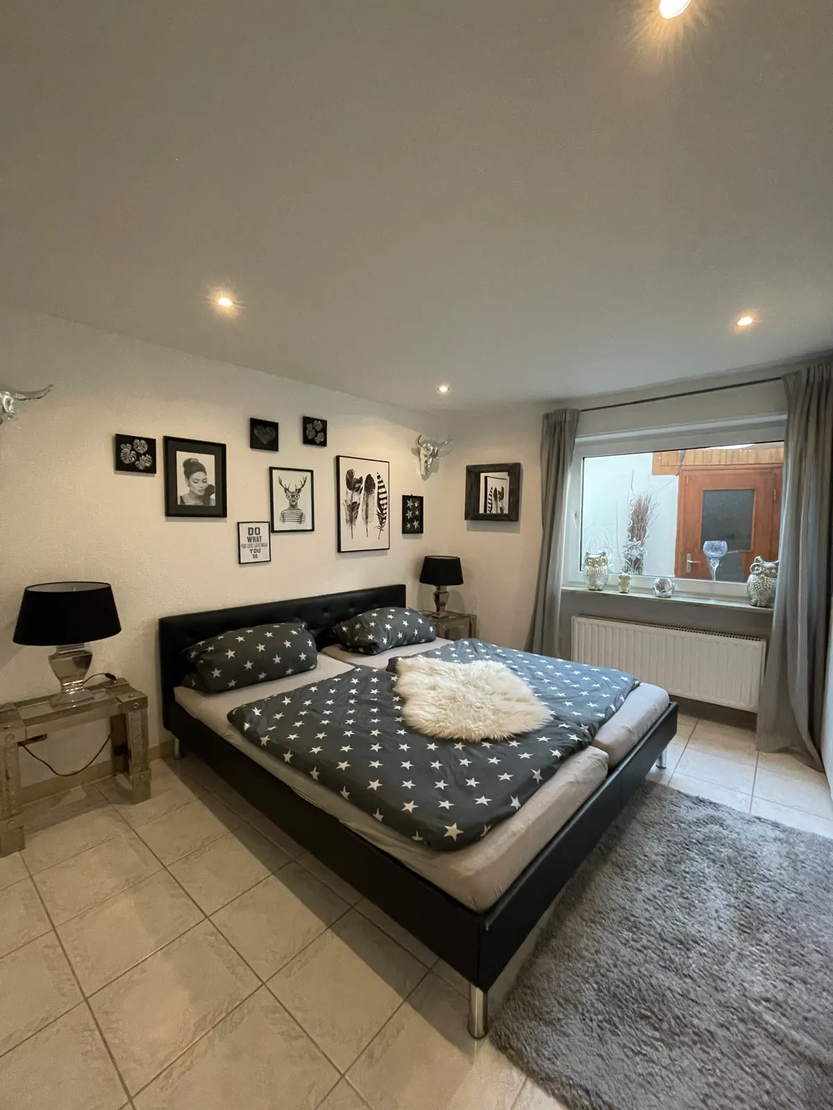 Schlafzimmer mit Doppelbett in der Ferienwohnung klein&fein in Mayen