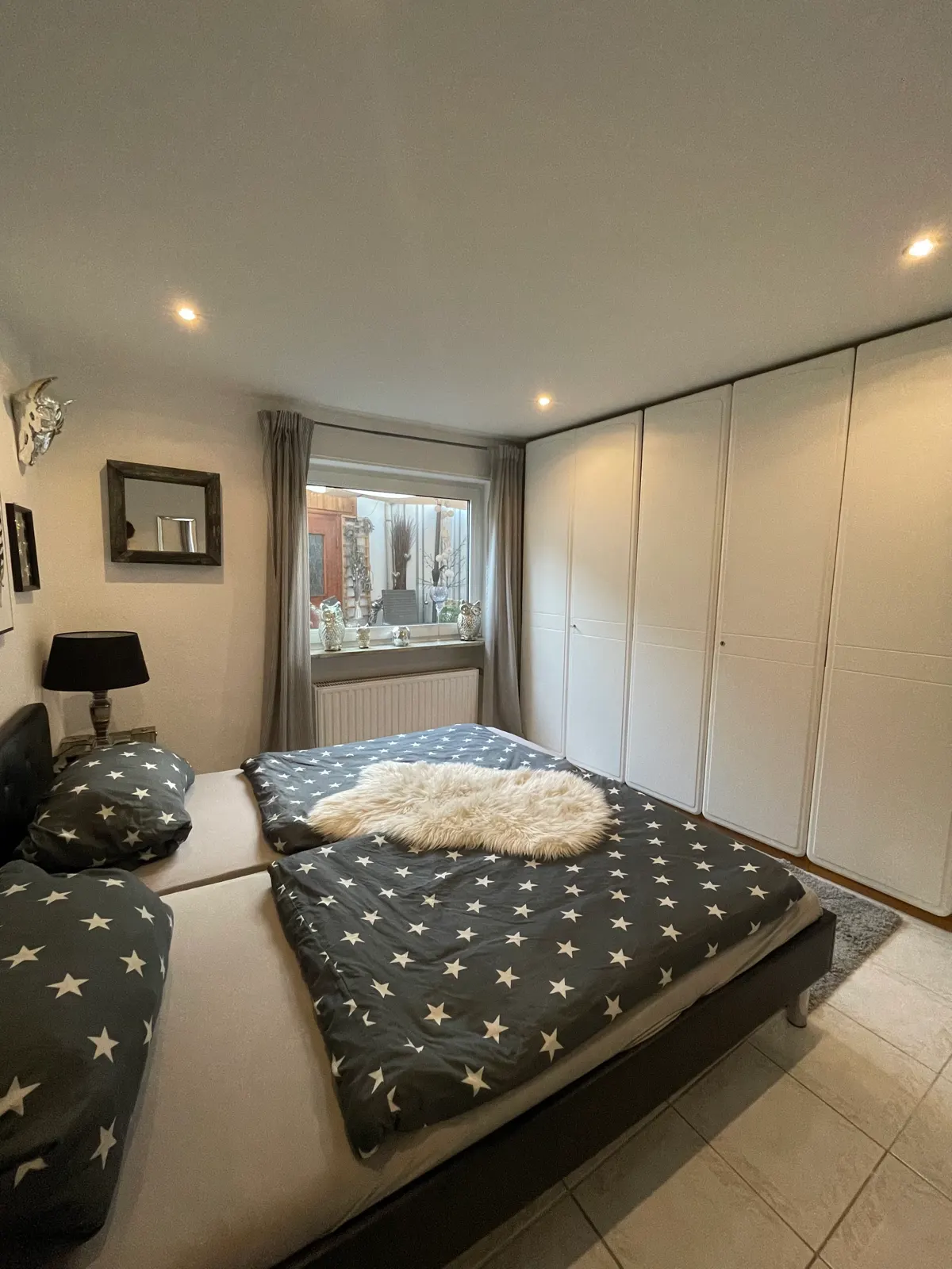 Doppelbett und großer Kleiderschrank im Schlafzimmer