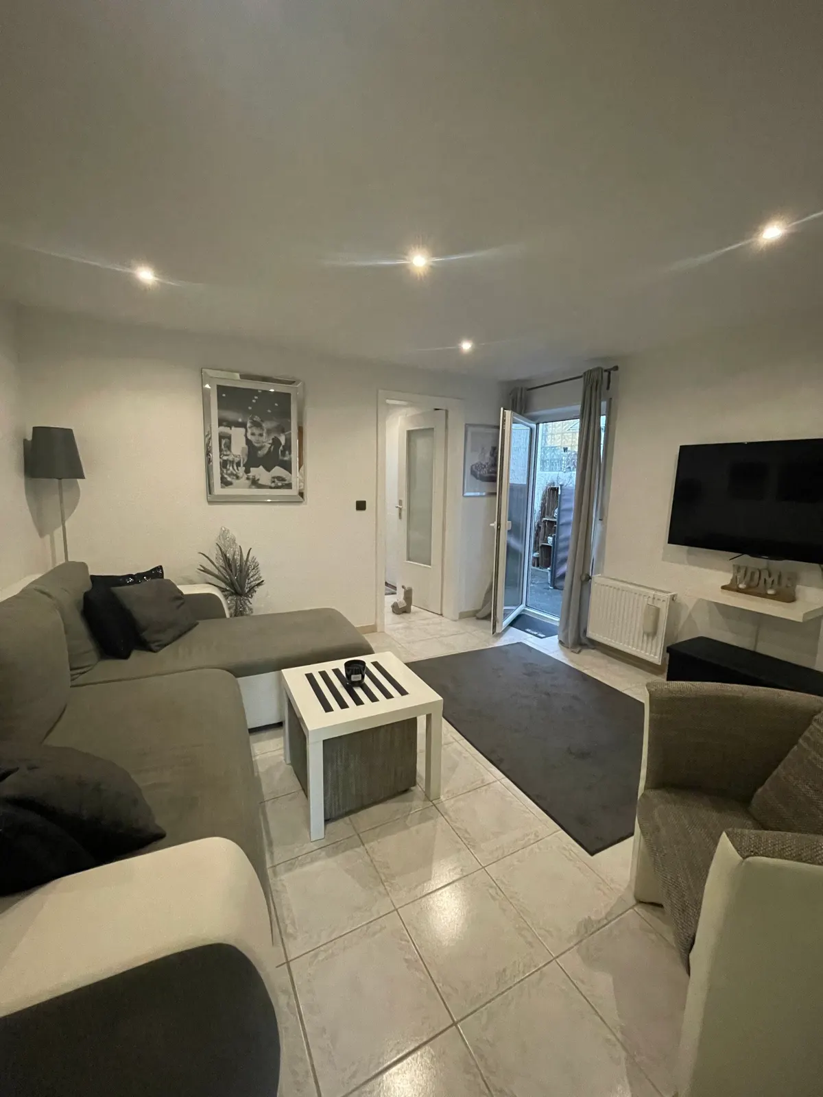 Wohnzimmer mit Sofa und Fernseher